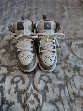 Nike AIR JORDAN~Kids High-Top Basketball Sneakers in Gray and White